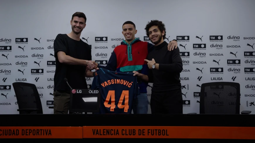 GBSB Global Students Visit Valencia CF press conference Valencia shirt picture
