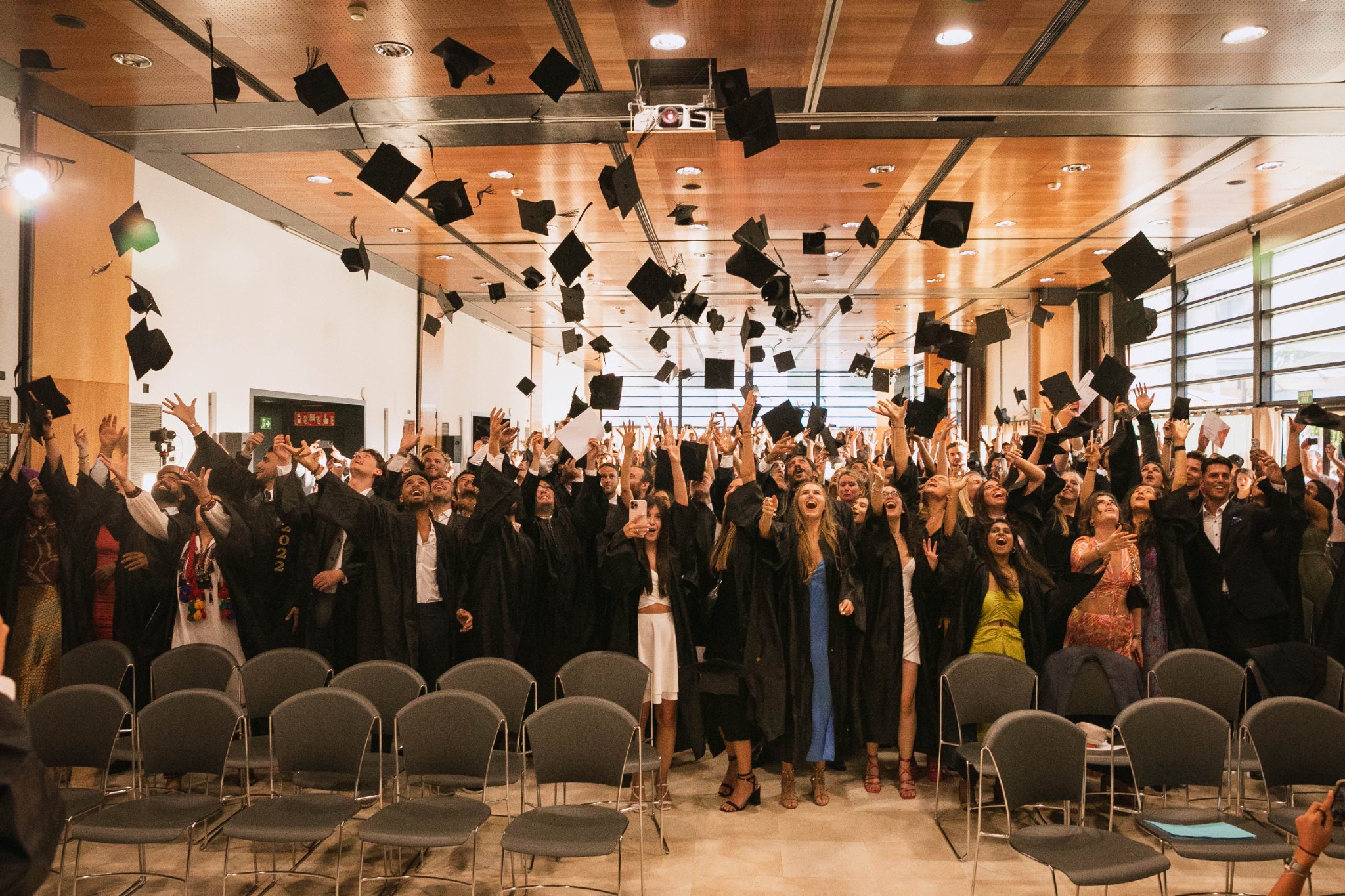 Chapéus de formatura jogados para o alto na cerimônia da GBSB Global
